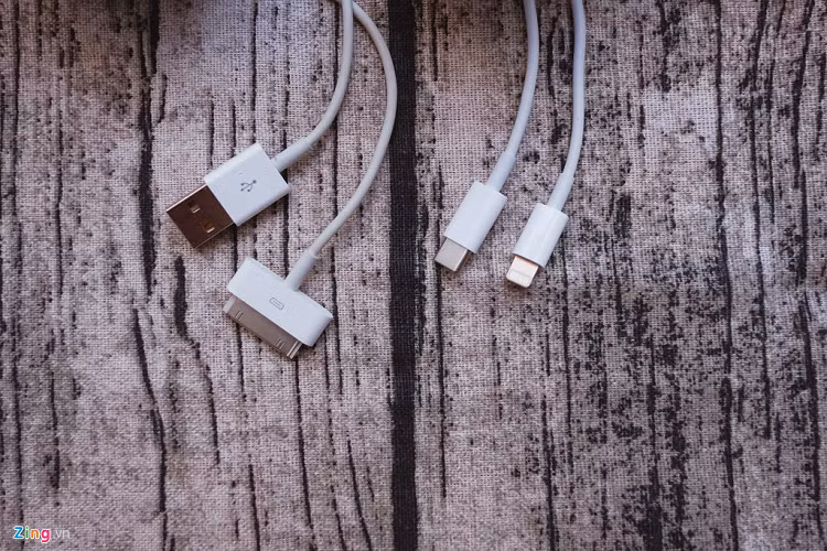 Dù có kích thước lớn hơn nhưng các linh kiện trên iPhone 11 Pro Max đều được cắt giảm diện tích. Từ loại bỏ cổng audio 3,5 mm đến thay đổi chân sạc Lightning... Apple làm tất cả để có nhiều không gian trên máy để nâng dung lượng pin, trang bị công nghệ...