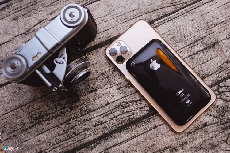 Tóm lại, sau 10 năm, dù thay đổi thiết kế, phần cứng, cách sử dụng... nhưng smartphone Apple cũng chỉ dùng để giải quyết nhu cầu chính của người dùng là kết nối Internet trên thiết bị cầm tay. Có lẽ, đó là lý do mà tên gọi iPhone (Internet Phone) vẫn được giữ đến ngày nay.