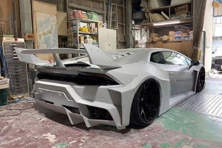 Sở dĩ Huracan là mẫu xe được chọn để tham gia quá trình "độ đẽo" lần này là bởi siêu phẩm này mang tới rất nhiều nguồn cảm hứng cho ông Wataru Kato, người chịu trách nhiệm phát triển sản phẩm của nhà độ Nhật Bản - Liberty Walk. Trước đó, Lamborghini Huracan đã từng có nhiều bản độ trứ danh pnhư GT3/GT3 Evo, Super Trofeo/Super Trofeo Evo...