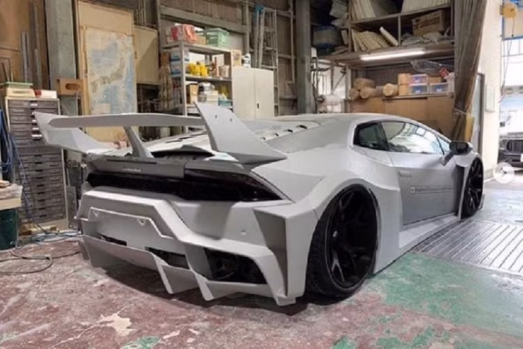 Sở dĩ Huracan là mẫu xe được chọn để tham gia quá trình "độ đẽo" lần này là bởi siêu phẩm này mang tới rất nhiều nguồn cảm hứng cho ông Wataru Kato, người chịu trách nhiệm phát triển sản phẩm của nhà độ Nhật Bản - Liberty Walk. Trước đó, Lamborghini Huracan đã từng có nhiều bản độ trứ danh pnhư GT3/GT3 Evo, Super Trofeo/Super Trofeo Evo...