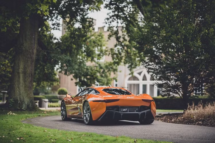 Tại cảnh phim đó, Hinx xuất hiện trong chiếc Jaguar C-X75 hàng hiếm màu cam này, trong khi James điều khiển một chiếc Aston Martin DB10.