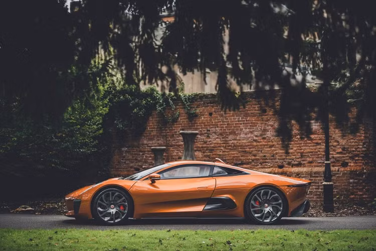 Chiếc siêu xe Jaguar C-X75 này mang số khung #001, đây là một trong số những chiếc xe được sản xuất để thực hiện màn đuổi bắt của phản diện Mr.Hinx (Dave Bautista) và James Bond (Daniel Craig) tại thành phố Roma.