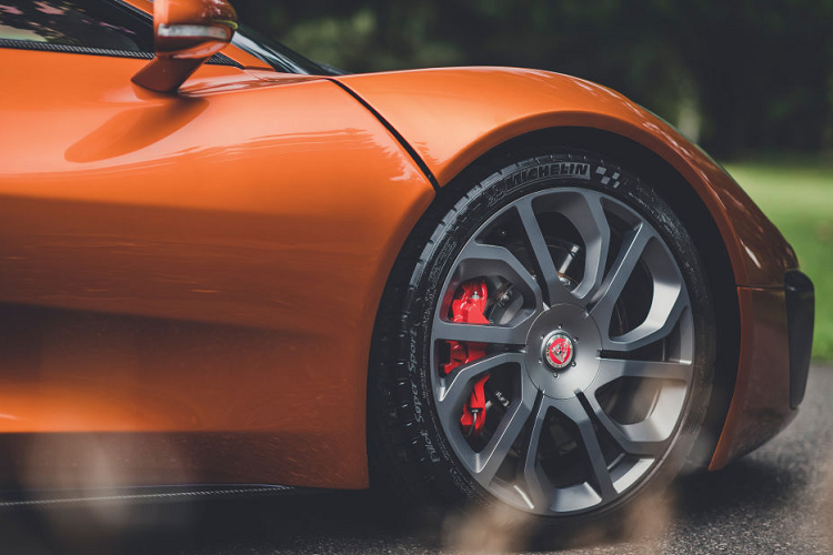 Theo chuyên gia về đấu giá xe hơi Will Smith: “Từ lâu, James Bond đã đồng nghĩa với một số chiếc xe đáng kinh ngạc nhất thế giới và anh ấy thường được theo đuổi bởi một chiếc xe ấn tượng không kém thuộc về nhân vật phản diện của bộ phim, và đó chính xác là những gì chúng ta có trên chiếc Jaguar C-X75”.