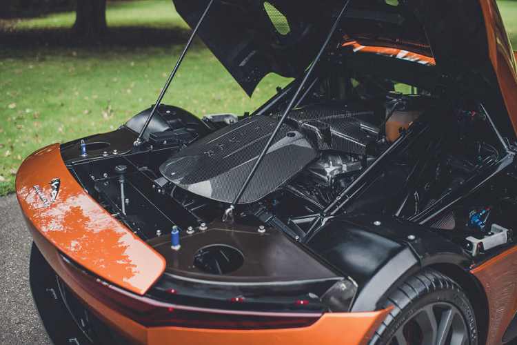 Bên trong, nội thất của chiếc Jaguar C-X75 trong Spectre chưa được hoàn thiện, chỉ có hai ghế ngồi cố định và bảng táp-lô bằng sợi carbon.