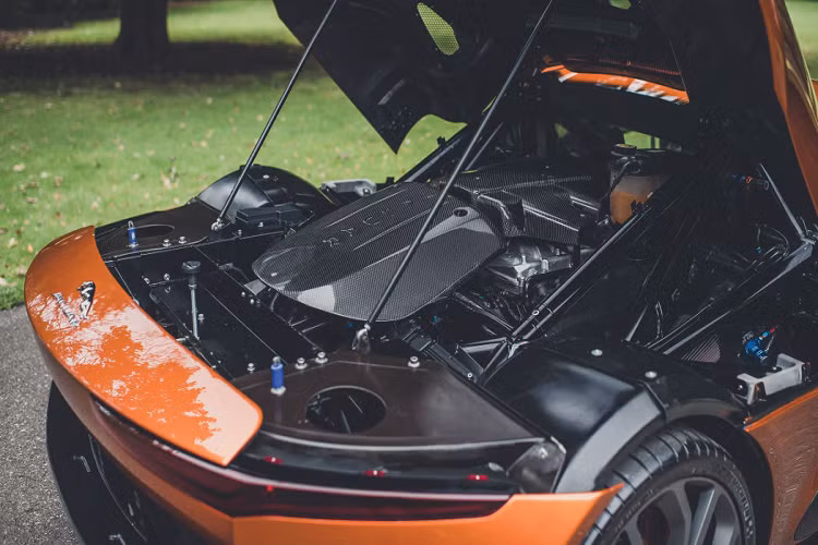 Bên trong, nội thất của chiếc Jaguar C-X75 trong Spectre chưa được hoàn thiện, chỉ có hai ghế ngồi cố định và bảng táp-lô bằng sợi carbon.