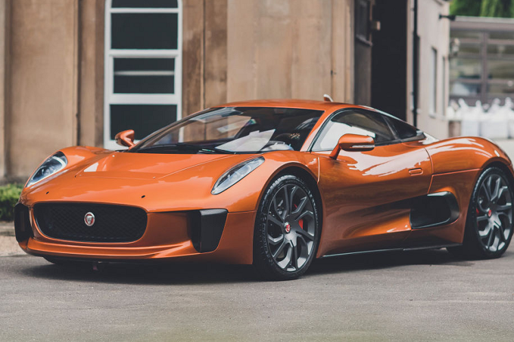 “Không chỉ thực hiện một trong những cảnh rượt đuổi khốc liệt với công nghệ tiên tiến nhất trong một bộ phim Bond cho đến nay, đó cũng là một chiếc xe do Jaguar sản xuất chưa từng được chính thức xuất hiện, có sự hợp tác của Williams F1”.