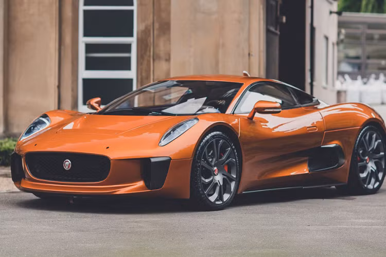 “Không chỉ thực hiện một trong những cảnh rượt đuổi khốc liệt với công nghệ tiên tiến nhất trong một bộ phim Bond cho đến nay, đó cũng là một chiếc xe do Jaguar sản xuất chưa từng được chính thức xuất hiện, có sự hợp tác của Williams F1”.