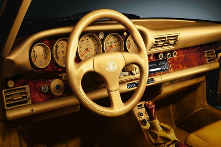 Đương nhiên, dù yêu cầu được đặt ra vô cùng khó, nhưng trước một khách hàng VIP như vậy, Porsche không thể nói lời từ chối. Cũng từ đó trở đi, sự ngưỡng mộ đi cùng với trân trọng của hãng dành cho vị khách đặc biệt này được duy trì rất nhiều năm sau đó. 7 chiếc xe Porsche 959 hàng hiếm được giao cho khách hàng và những thông tin cụ thể về chúng cũng được giới truyền thông đặc biệt quan tâm. 