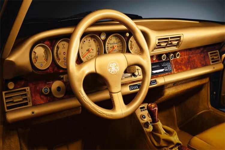 Đương nhiên, dù yêu cầu được đặt ra vô cùng khó, nhưng trước một khách hàng VIP như vậy, Porsche không thể nói lời từ chối. Cũng từ đó trở đi, sự ngưỡng mộ đi cùng với trân trọng của hãng dành cho vị khách đặc biệt này được duy trì rất nhiều năm sau đó. 7 chiếc xe Porsche 959 hàng hiếm được giao cho khách hàng và những thông tin cụ thể về chúng cũng được giới truyền thông đặc biệt quan tâm. 