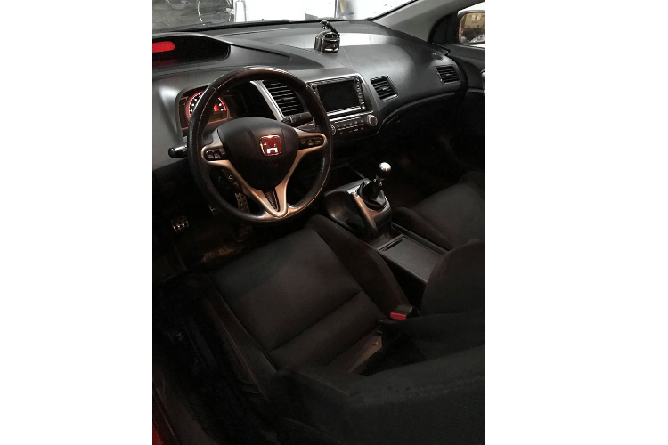 Chiếc Honda Civic Si hàng hiếm sở hữu hệ thống ổn định thân xe (VSA) tăng cường sự ổn định cho xe bằng cách điều chỉnh công suất động cơ hoặc áp dụng phanh độc lập cho từng bánh.