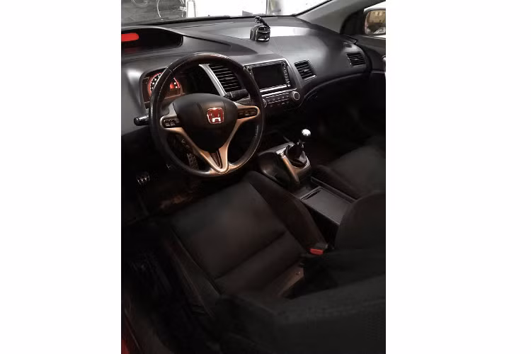 Chiếc Honda Civic Si hàng hiếm sở hữu hệ thống ổn định thân xe (VSA) tăng cường sự ổn định cho xe bằng cách điều chỉnh công suất động cơ hoặc áp dụng phanh độc lập cho từng bánh.