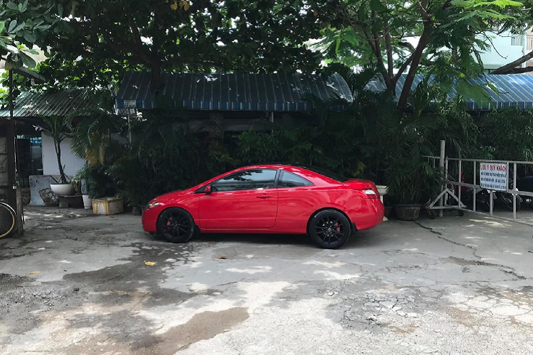 Honda Civic Si Coupe còn được trang bị một bộ vi sai chống trượt. Ngoài ra, Civic Si Coupe còn sở hữu hệ thống treo thể thao độc quyền bao gồm lò xo chắc chắn, giảm xóc và thanh ổn định đi cùng với ‘’dàn chân’’ sử dụng bộ mâm 17 inch (215/45 R17).