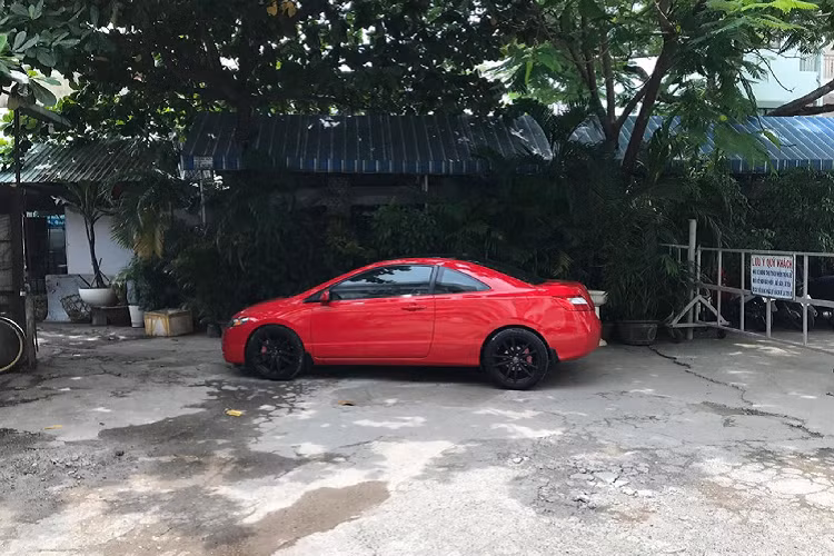 Honda Civic Si Coupe còn được trang bị một bộ vi sai chống trượt. Ngoài ra, Civic Si Coupe còn sở hữu hệ thống treo thể thao độc quyền bao gồm lò xo chắc chắn, giảm xóc và thanh ổn định đi cùng với ‘’dàn chân’’ sử dụng bộ mâm 17 inch (215/45 R17).