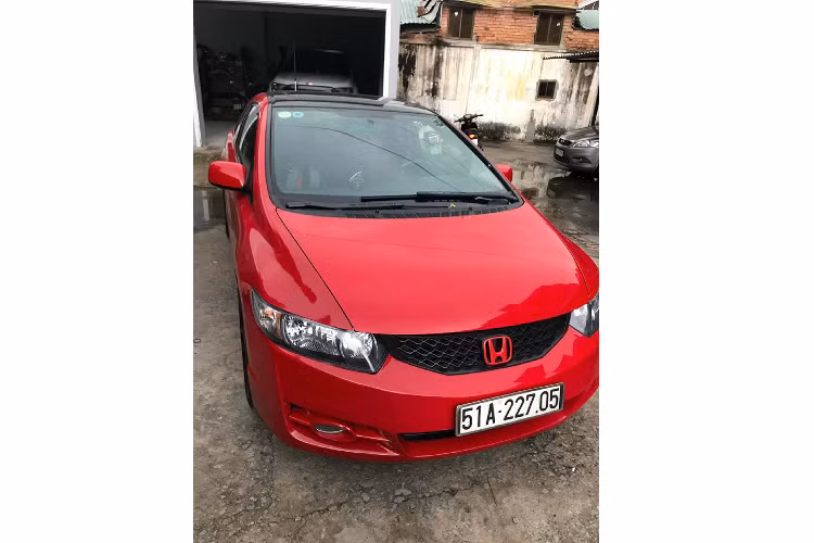 Bảng táp-lô trung tâm được thiết kế hai tầng, đồng hồ hỗ trợ lái mang màu nền đỏ, vô lăng bọc da. Trang bị hệ thống âm thanh cao cấp 7 loa, 350 watt có loa siêu trầm, MP3 / WMA,...