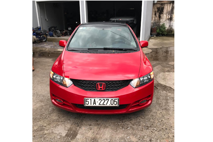 Sau gần 8 năm sử dụng, ngoại thất xe vẫn được duy trì vẻ đẹp nguyên bản do được chủ nhân giữ gìn cẩn thận. Cabin Honda Civic Si được thiết kế mang phong cách thể thao được thể thiện ở ghế da lộn tổng hợp đi cùng với đường chỉ khâu màu đỏ nổi bật, hàng ghế sau gập 60/40.