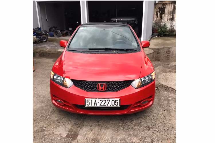 Sau gần 8 năm sử dụng, ngoại thất xe vẫn được duy trì vẻ đẹp nguyên bản do được chủ nhân giữ gìn cẩn thận. Cabin Honda Civic Si được thiết kế mang phong cách thể thao được thể thiện ở ghế da lộn tổng hợp đi cùng với đường chỉ khâu màu đỏ nổi bật, hàng ghế sau gập 60/40.