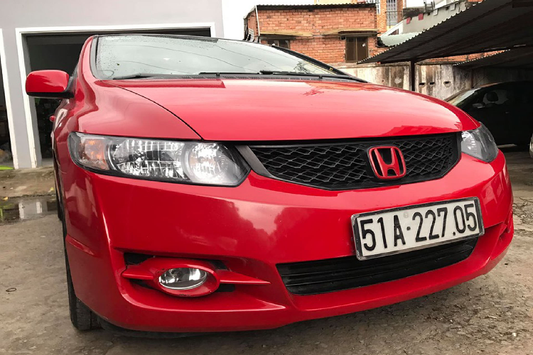 Người bán cho biết, động cơ xe Honda Civic Si Coupe đời 2011 hàng hiếm tại Việt Nam này hiện vẫn đang ở tình trạng nguyên bản, chưa ‘’đụng chạm’’ đã được nâng cấp hệ thống xả thể thao từ Skunk2.