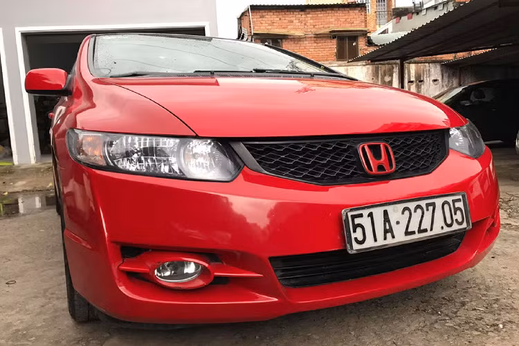 Người bán cho biết, động cơ xe Honda Civic Si Coupe đời 2011 hàng hiếm tại Việt Nam này hiện vẫn đang ở tình trạng nguyên bản, chưa ‘’đụng chạm’’ đã được nâng cấp hệ thống xả thể thao từ Skunk2.