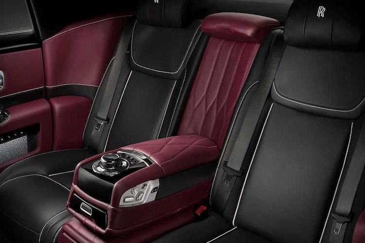 Những điểm tinh tuý nhất của series Ghost cuối cùng hội tụ hoàn toàn bên trong cabin siêu sang. Ở bệ trung tâm của mỗi chiếc xe thuộc bộ sưu tập Zenith là một tấm bảng kim loại nhỏ đúc từ một phần biểu tượng Spirit of Ecstasy trên chiếc xe ý tưởng 200EX được nấu chảy.