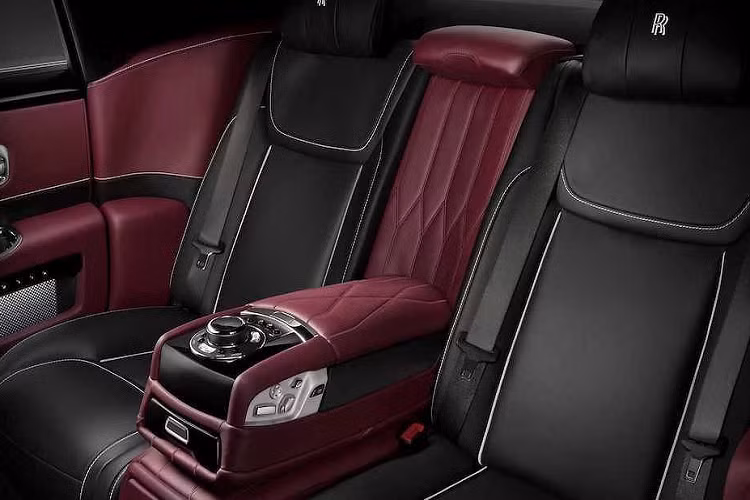 Những điểm tinh tuý nhất của series Ghost cuối cùng hội tụ hoàn toàn bên trong cabin siêu sang. Ở bệ trung tâm của mỗi chiếc xe thuộc bộ sưu tập Zenith là một tấm bảng kim loại nhỏ đúc từ một phần biểu tượng Spirit of Ecstasy trên chiếc xe ý tưởng 200EX được nấu chảy.