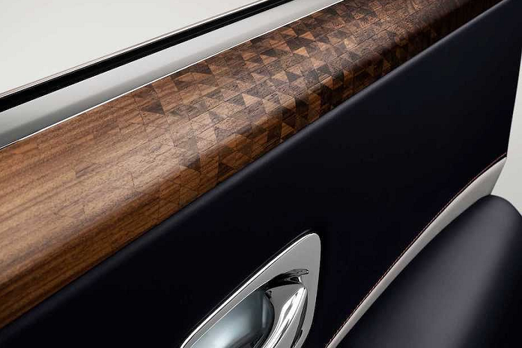 Điểm phân biệt rõ nhất của phiên bản này chỉ nằm ở dòng chữ Ghost Zenith Collection nằm bên dưới chân biểu tượng "goá phụ bay" Spirit of Ecstasy ở phần đầu xe. Khách hàng mua xe có thể lựa chọn một số màu sắc như đỏ Bohemian kết hợp đen Diamond, xanh Iguazu/trắng Andalusian và bạc Premiere/trắng Arctic.