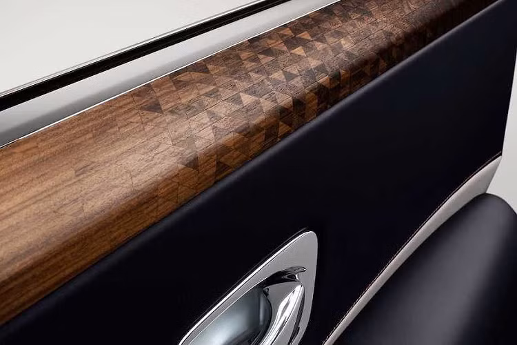 Điểm phân biệt rõ nhất của phiên bản này chỉ nằm ở dòng chữ Ghost Zenith Collection nằm bên dưới chân biểu tượng "goá phụ bay" Spirit of Ecstasy ở phần đầu xe. Khách hàng mua xe có thể lựa chọn một số màu sắc như đỏ Bohemian kết hợp đen Diamond, xanh Iguazu/trắng Andalusian và bạc Premiere/trắng Arctic.