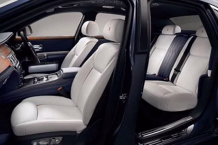 Có tuổi đời khoảng 1 thập kỷ, sắp tới Rolls-Royce Ghost sẽ chính thức bị ngừng sản xuất để nhường chỗ cho thế hệ mới. Để tiễn đưa dòng sedan siêu sang này, Rolls-Royce vừa công bố sẽ tạo ra một bộ sưu tập những phiên bản đặc biệt cuối cùng của Ghost với tên gọi Zenith Collection.