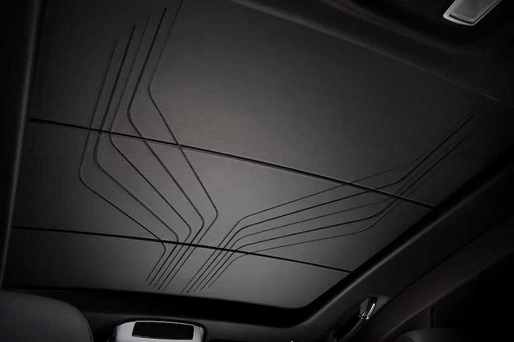 Ngoài ra khu vực này còn được ốp kim loại khắc một phần bản vẽ kỹ thuật của 200EX. Chiếc đồng hồ cơ trên bảng táp-lô cũng có dòng chữ Ghost Zenith Collection.