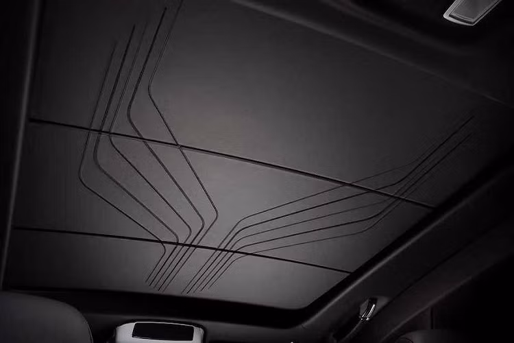 Ngoài ra khu vực này còn được ốp kim loại khắc một phần bản vẽ kỹ thuật của 200EX. Chiếc đồng hồ cơ trên bảng táp-lô cũng có dòng chữ Ghost Zenith Collection.