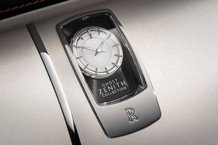 Điều này được thể hiện rõ ở bệ tì tay hàng ghế sau chần chỉ với hoa văn tương tự. Các model với trục cơ sở dài sẽ có trần thêu chỉ gợi nhớ về biểu tượng Spirit of Ecstasy, trong khi những chiếc Ghost Zenith trục cơ sở ngắn được trang trí bởi "bầu trời ngàn sao" cấu thành từ hơn 1.340 đèn sợi quang.