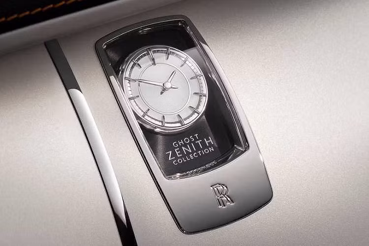 Điều này được thể hiện rõ ở bệ tì tay hàng ghế sau chần chỉ với hoa văn tương tự. Các model với trục cơ sở dài sẽ có trần thêu chỉ gợi nhớ về biểu tượng Spirit of Ecstasy, trong khi những chiếc Ghost Zenith trục cơ sở ngắn được trang trí bởi "bầu trời ngàn sao" cấu thành từ hơn 1.340 đèn sợi quang.