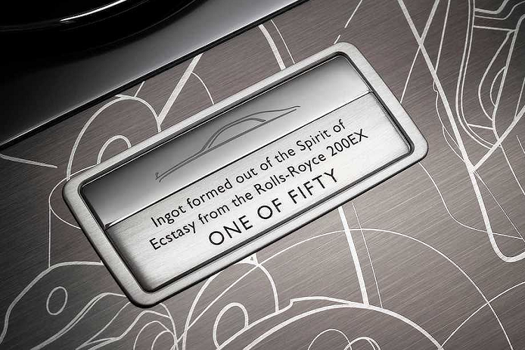 Rolls-Royce không công bố giá bán chính thức cho mỗi chiếc Ghost Zenith Collection mới, nhưng hãng cho biết "sổ đặt hàng dành cho bộ sưu tập này sẽ đóng vĩnh viễn" đối với các khách hàng chậm chân.