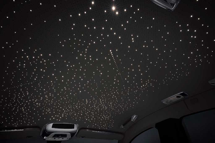 Da đục lỗ thông hơi được bọc trên các tấm ốp cửa, kết hợp cùng với đèn nền trang trí và các tấm gỗ ốp thượng hạng đem tới không khí ấm cúng cho cabin. Không chỉ gợi nhớ về chiếc 200EX, các phiên bản Ghost Zenith còn là sự tri ân với chiếc Rolls-Royce đầu tiên mang tên gọi bóng ma: Silver Ghost đời 1907.