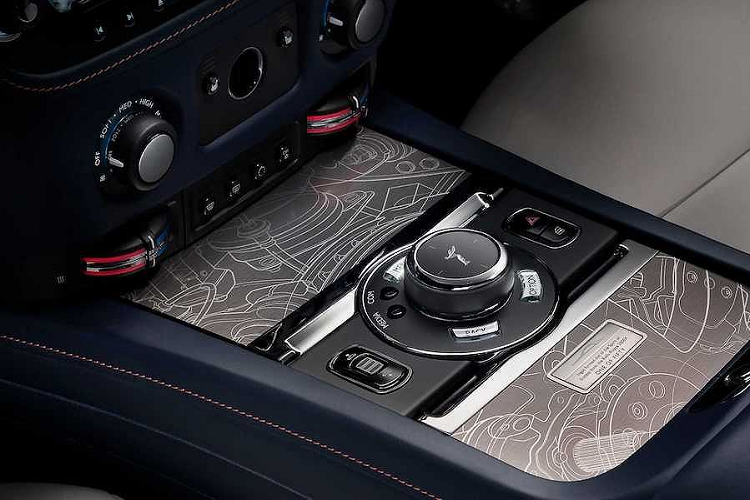 Có số lượng giới hạn chỉ 50 chiếc, nhưng từng chiếc xe siêu sang Rolls-Royce Ghost trong bộ sưu tập Zenith gần như không khác biệt so với các phiên bản bình thường khác.