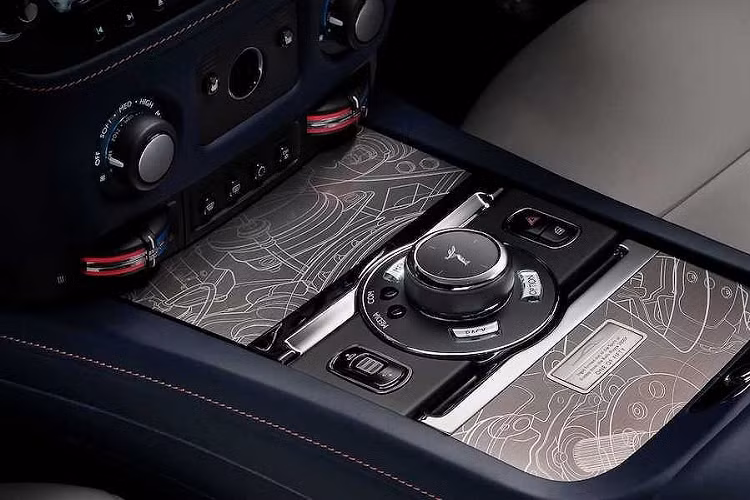 Có số lượng giới hạn chỉ 50 chiếc, nhưng từng chiếc xe siêu sang Rolls-Royce Ghost trong bộ sưu tập Zenith gần như không khác biệt so với các phiên bản bình thường khác.