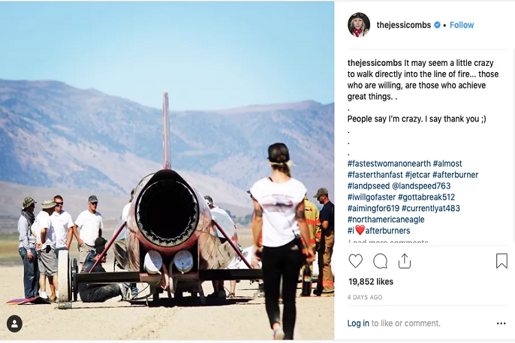 Combs đã lập kỷ lục thế giới đầu tiên vào tháng 10/2013 khi lái chiếc xe bốn bánh động cơ phản lực đạt tốc độ 641 km/h. Năm ngoái, cô đã phá kỉ lục đó bằng một con số mới - hơn 777 km/h, nhưng không được ghi nhận chính thức do các vấn đề về kỹ thuật.