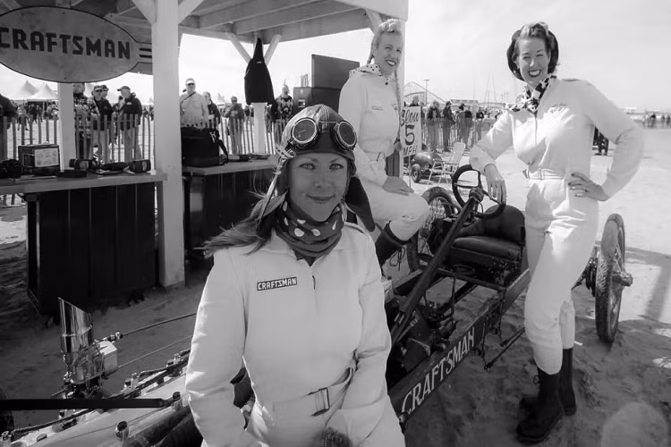 Jessi nuôi dưỡng niềm đam mê tốc độ từ nhỏ. Sự nghiệp của cô khởi sắc sau khi cô chuyển từ quê nhà - thành phố Rapid, bang Nam Dakota tới Laramie, bang Wyoming để theo học trường WyoTech, nơi cô đã lấy bằng độ xe.