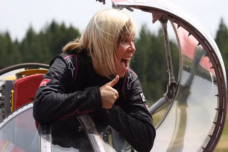 "Tôi sẽ cố gắng làm mọi thứ ít nhất hai lần. Tôi không muốn bỏ cuộc ngay sau lần đầu tiên," cô nói trong bản tự thuật chính thức.