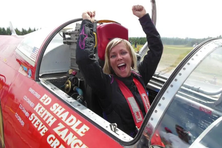 Jessi tham gia giải đua King of the Hammers vào các năm 2010, 2012, 2013, và giành chiến thắng hạng mục kỹ thuật vào năm 2014, trở thành người phụ nữ đầu tiên tham gia giải Ultra4. Năm 2011, Jessi tham gia đua Baja 1000, về nhì ở hạng Class 10.