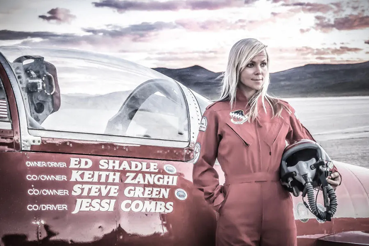 Jessi Combs, 39 tuổi, nữ tay đua xe hơi, một nhà sản xuất chương trình nổi tiếng. Cô đã gặp tai nạn khi đang nỗ lực phá kỷ lục tốc độ mặt đất do chính mình lập nên trên lòng hồ cạn ở Sa mạc Alvord, bang Oregon (Mỹ).