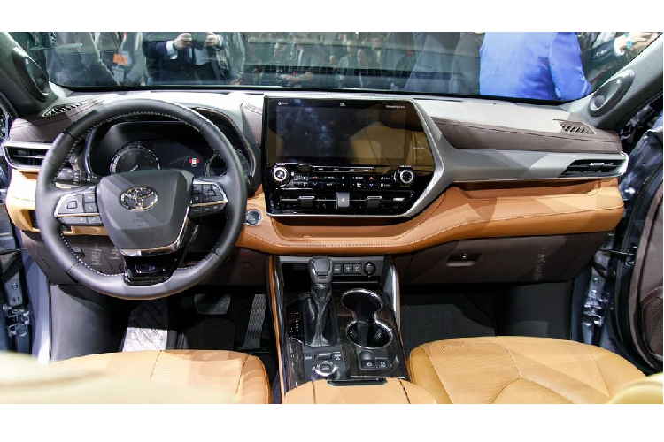 Giá xe Toyota Highlander XLE bên cạnh đó đắt hơn đôi chút, khoảng 39.600 USD (khoảng 920 triệu đồng), được cho là “đáng đồng tiền bát gạo” nhất với những trang bị tiện nghi tăng cường như hàng ghế trước tích hợp chức năng sưởi, bề mặt hoàn thiện giả da, cụm đồng hồ thông số 7-inch, hàng ghế thứ 2 thể thao và cuối cùng là cửa sổ trời.