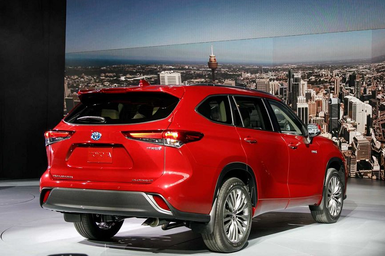 Về các phiên bản, Toyota Highlander 2020 Hybrid sẽ xuất hiện với các biến thể LE, XLE, Limited và Platinum. Giá bán cho phiên bản tiêu chuẩn được Toyota đưa ra là 38.200 USD (885 triệu đồng), đắt hơn 680 USD (khoảng 16 triệu đồng) so với thế hệ trước sử dụng hệ dẫn động AWD. Highlander Hybrid XLE trong khi đó có giá 41.000 USD (950 triệu đồng). Hai bản Limited và Platinum có giá lần lượt là 45.050 USD (1 tỷ 45 triệu đồng) và 48.250 USD (1 tỷ 120 triệu đồng).