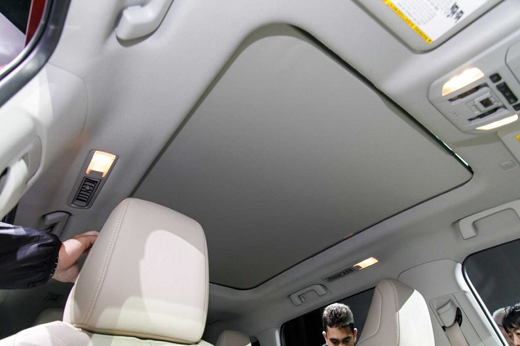 Cao cấp hơn là biến thể SUV Toyota Highlander LE với giá bán hơn 36.800 USD (tương đương 850 triệu đồng). Khi bỏ ra số tiền này, khách hàng sẽ nhận được những trang bị tiên tiến hơn như cốp xe mở điện, cảnh báo điểm mù, đèn sương mù, vô lăng và cần số bọc da.