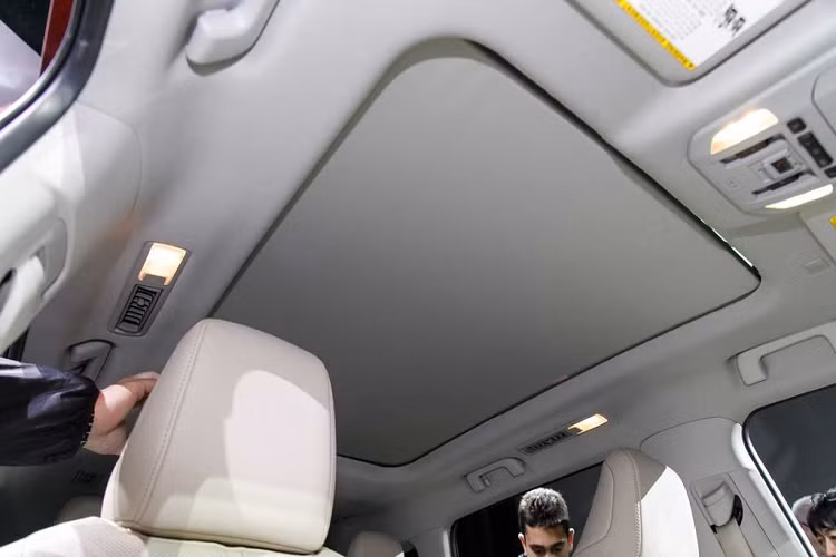 Cao cấp hơn là biến thể SUV Toyota Highlander LE với giá bán hơn 36.800 USD (tương đương 850 triệu đồng). Khi bỏ ra số tiền này, khách hàng sẽ nhận được những trang bị tiên tiến hơn như cốp xe mở điện, cảnh báo điểm mù, đèn sương mù, vô lăng và cần số bọc da.