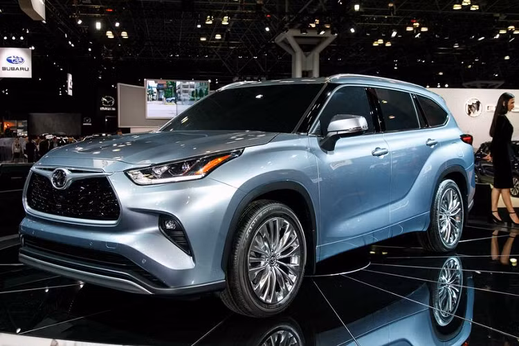 Mặc dù là phiên bản “nhẹ tiền” nhất, biến thể L vẫn được hãng xe Toyota ưu ái với đầy đủ những trang bị tiêu chuẩn như điều hòa khí hậu 3 vùng độc lập, màn hình cảm ứng trung tâm 8-inch tích hợp Apple CarPlay và Android Auto, chìa khóa thông minh, đèn pha LED.