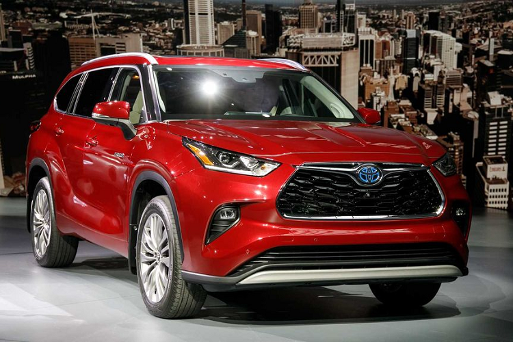 Về động cơ, tất cả các phiên bản đều sử dụng chung khối máy V6 3.5 lít tiêu chuẩn, sản sinh công suất 295 mã lực, kết hợp cùng hộp số tự động 8 cấp và hệ dẫn động cầu trước. Hệ dẫn động AWD bên cạnh đó được cung ứng theo dạng tùy chọn trên phiên bản L, LE và XLE với giá 37 triệu và 45 triệu đồng trên biến thể Limited và Platinum.