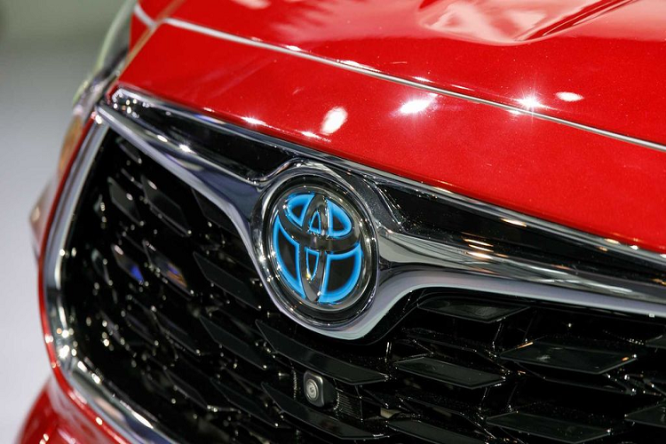 Bên cạnh đó, Toyota Highlander còn xuất hiện với phiên bản Hybrid, sử dụng một mô-tơ điện và khối động cơ xăng 2.5 lít 4 xy lanh, sản sinh công suất tổng hợp 243 mã lực, ít hơn 63 mã so với model trước. Tương tự phiên bản truyền thống, hệ dẫn động cần trước được sử dụng tiêu chuẩn và thêm tùy chọn AWD.