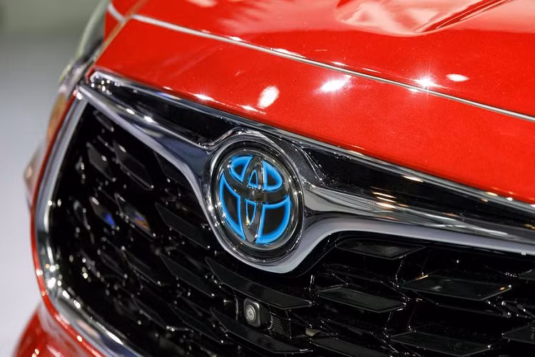 Bên cạnh đó, Toyota Highlander còn xuất hiện với phiên bản Hybrid, sử dụng một mô-tơ điện và khối động cơ xăng 2.5 lít 4 xy lanh, sản sinh công suất tổng hợp 243 mã lực, ít hơn 63 mã so với model trước. Tương tự phiên bản truyền thống, hệ dẫn động cần trước được sử dụng tiêu chuẩn và thêm tùy chọn AWD.