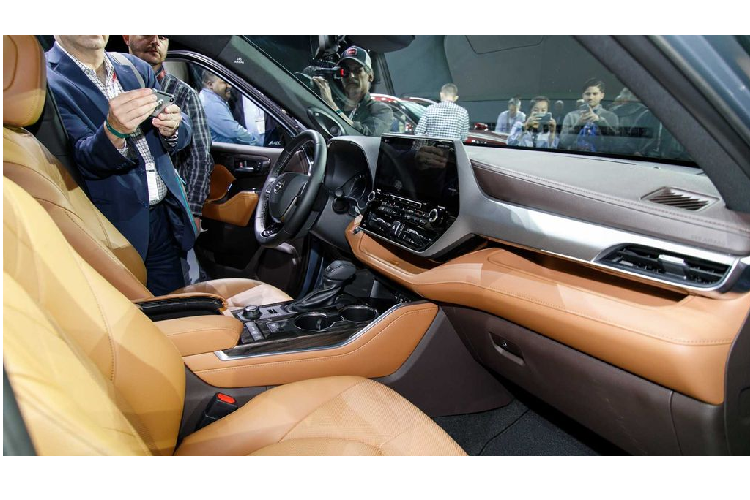 Cuối cùng, phiên bản cao cấp nhất – Platinum có giá 46.850 USD (khoảng 1,085 tỷ đồng), đắt hơn 85 triệu so với Limited, đi kèm với các trang bị như màn hình hiển thị hệ thống thông tin giải trí 12.3-inch, đèn pha tự động thích ứng, màn hình HUD, tính năng sưởi cho hàng ghế sau, cửa sổ trời toàn cảnh panorama, gạt mưa tự động, camera 360 độ.