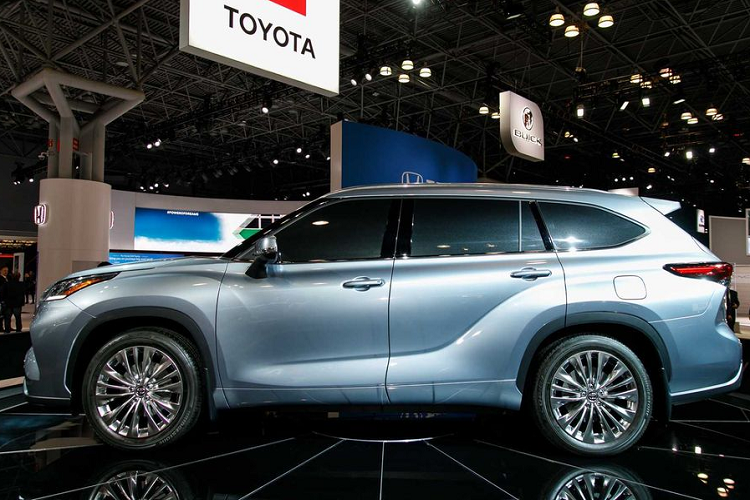 Gói an toàn Toyota Safety Sense 2.0 với các tính năng vượt trội như phanh tự động khi phát hiện người đi bộ, kiểm soát hành trình thích ứng tự động, cảnh báo lệch làn và hỗ trợ giữ làn, hỗ trợ căn thẳng làn đường, nhận biết tín hiệu giao thông và đèn pha siêu sáng tự động.